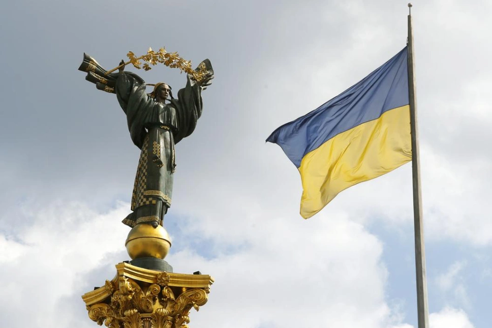 майдан незалежності - київ прапор та статуя українки