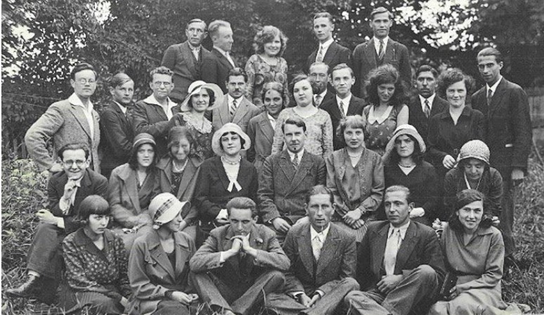 Богдан-Ігор Антонич серед студентів Львівського університету — у другому ряду перший ліворуч. lysty.net.ua.