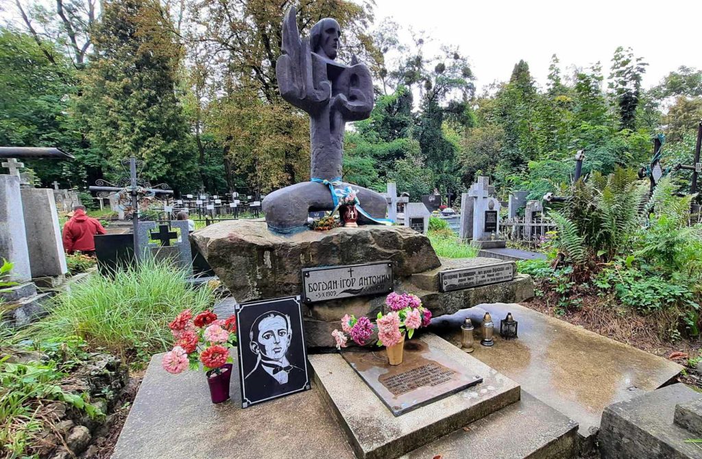 Могила Богдана-Ігоря Антонича у Львові на Янівському цвинтарі.