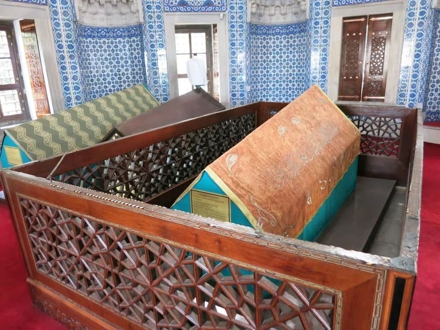 Могила Хасекі Гюррем-султан Роксолани у гробниці