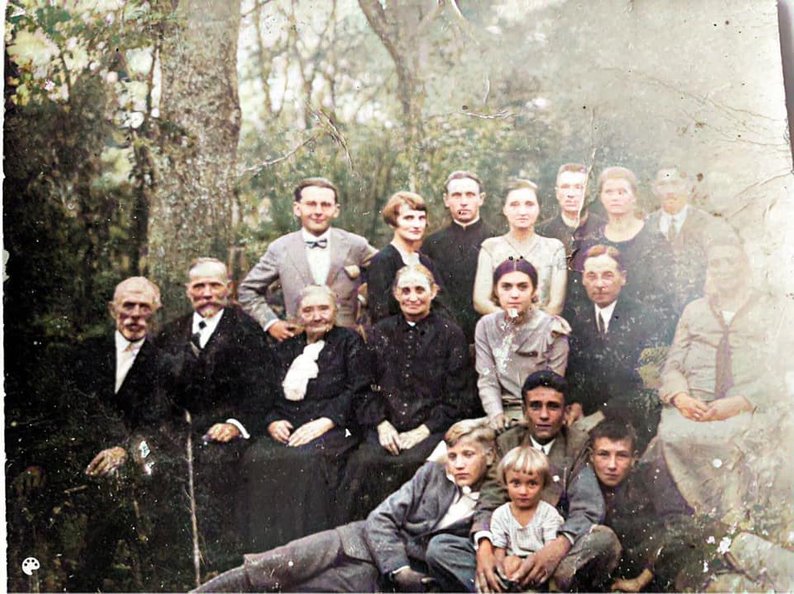 Весілля у селі Бортятин біля Судової Вишні. Богдан-Ігор Антонич, 19-літній студент першого курсу Львівського Університету, перший у задньому ряді на фото. Сімейне фото Романа Ващука