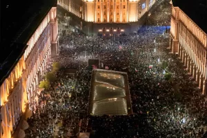 протестувальники, які зібрались біля парламенту під час антиурядового мітингу в Софії, Болгарія, 10 грудня 2025 року.