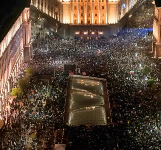 протестувальники, які зібрались біля парламенту під час антиурядового мітингу в Софії, Болгарія, 10 грудня 2025 року.