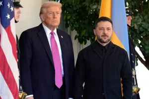 Президент Трамп (ліворуч) вітає президента України Володимира Зеленського в Білому домі, 17 жовтня 2025 року, у Вашингтоні.