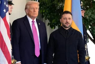 Президент Трамп (ліворуч) вітає президента України Володимира Зеленського в Білому домі, 17 жовтня 2025 року, у Вашингтоні.