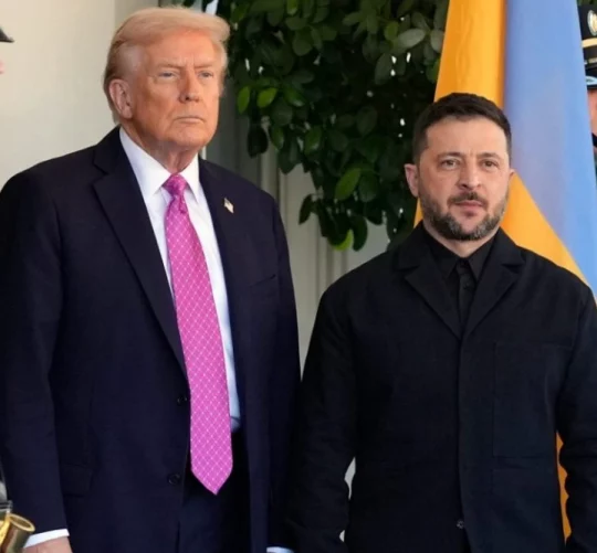 Президент Трамп (ліворуч) вітає президента України Володимира Зеленського в Білому домі, 17 жовтня 2025 року, у Вашингтоні.