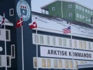 Прапори Фарерських островів, Данії та Гренландії разом із прапором США перед будівлею Арктичного військового командування в столиці Гренландії, місті Нуук.