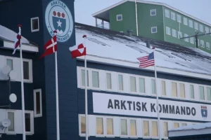 Прапори Фарерських островів, Данії та Гренландії разом із прапором США перед будівлею Арктичного військового командування в столиці Гренландії, місті Нуук.