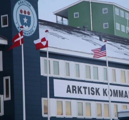 Прапори Фарерських островів, Данії та Гренландії разом із прапором США перед будівлею Арктичного військового командування в столиці Гренландії, місті Нуук.