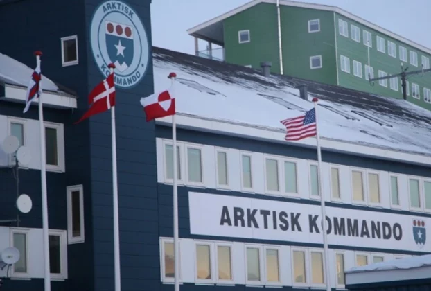 Прапори Фарерських островів, Данії та Гренландії разом із прапором США перед будівлею Арктичного військового командування в столиці Гренландії, місті Нуук.