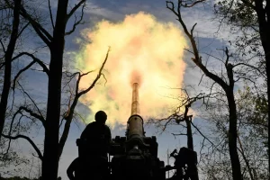 постріл гаубіци війсковим