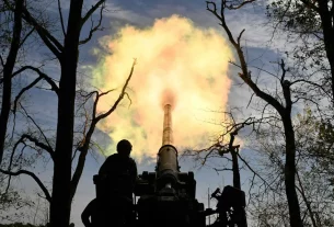 постріл гаубіци війсковим