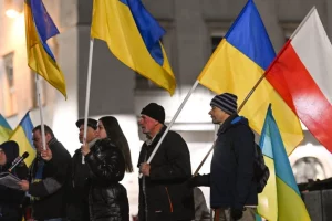 зібрання людей з прапорами у польщі щодо підтримки україни