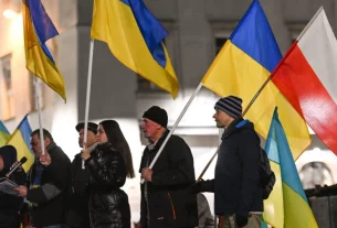 зібрання людей з прапорами у польщі щодо підтримки україни
