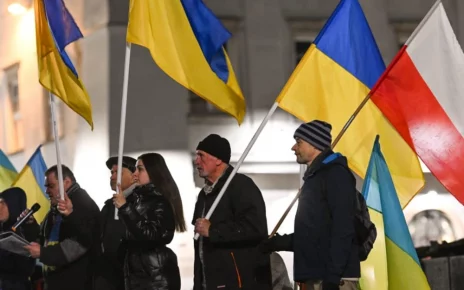 зібрання людей з прапорами у польщі щодо підтримки україни