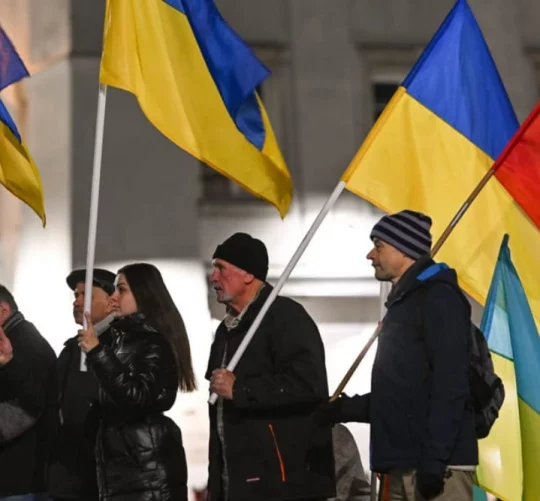 зібрання людей з прапорами у польщі щодо підтримки україни