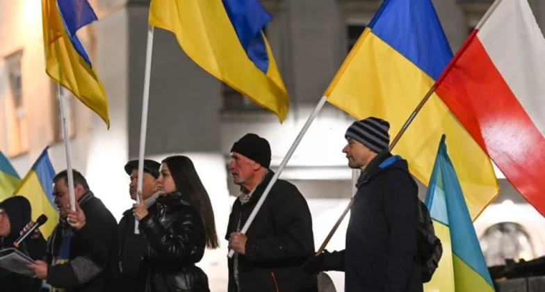 зібрання людей з прапорами у польщі щодо підтримки україни