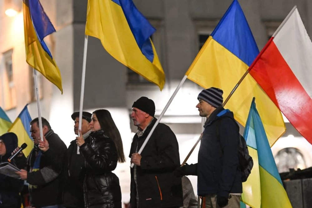 зібрання людей з прапорами у польщі щодо підтримки україни