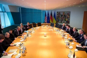 Президент України Володимир Зеленський, старший український переговірник Рустем Умеров та канцлер Німеччини Фрідріх Мерц зустрілися із зятем президента США Дональда Трампа Джаредом Кушнером, спеціальним посланником США на Близькому Сході Стівом Віткоффом та Верховним головнокомандувачем об'єднаних збройних сил НАТО в Європі (SACEUR), генералом ВПС США Алексусом Гринкевичем