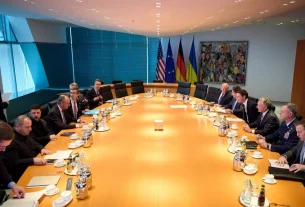 Президент України Володимир Зеленський, старший український переговірник Рустем Умеров та канцлер Німеччини Фрідріх Мерц зустрілися із зятем президента США Дональда Трампа Джаредом Кушнером, спеціальним посланником США на Близькому Сході Стівом Віткоффом та Верховним головнокомандувачем об'єднаних збройних сил НАТО в Європі (SACEUR), генералом ВПС США Алексусом Гринкевичем