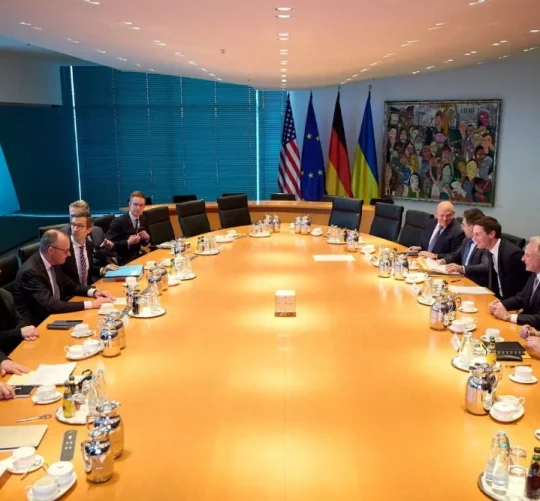 Президент України Володимир Зеленський, старший український переговірник Рустем Умеров та канцлер Німеччини Фрідріх Мерц зустрілися із зятем президента США Дональда Трампа Джаредом Кушнером, спеціальним посланником США на Близькому Сході Стівом Віткоффом та Верховним головнокомандувачем об'єднаних збройних сил НАТО в Європі (SACEUR), генералом ВПС США Алексусом Гринкевичем