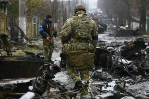 Розбита колона російської техніки у місті Буча