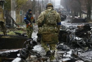 Розбита колона російської техніки у місті Буча