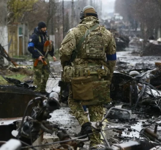 Розбита колона російської техніки у місті Буча