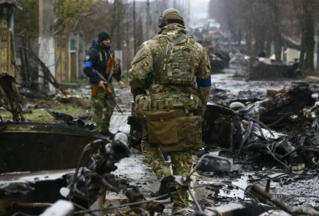 Розбита колона російської техніки у місті Буча