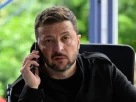 Володимир Зеленський розмовляє по мобільному телефону