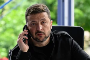 Володимир Зеленський розмовляє по мобільному телефону