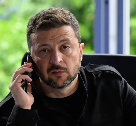 Володимир Зеленський розмовляє по мобільному телефону