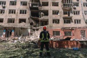 Рятувальник на місці російського авіаудару по житловому будинку в Києві в липні.