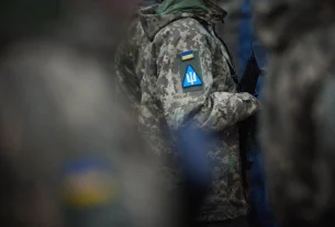 український військовий з шевроном