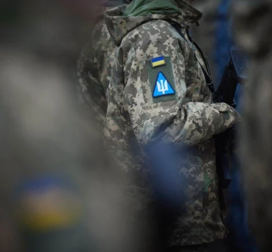 український військовий з шевроном