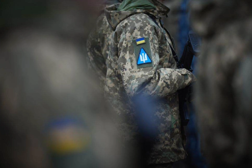 український військовий з шевроном