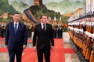Еммануель Макрон та Сі Цзіньпін під час зустрічи у Китаї