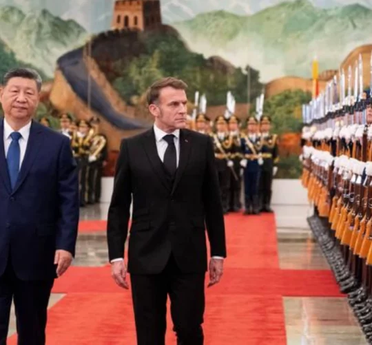 Еммануель Макрон та Сі Цзіньпін під час зустрічи у Китаї