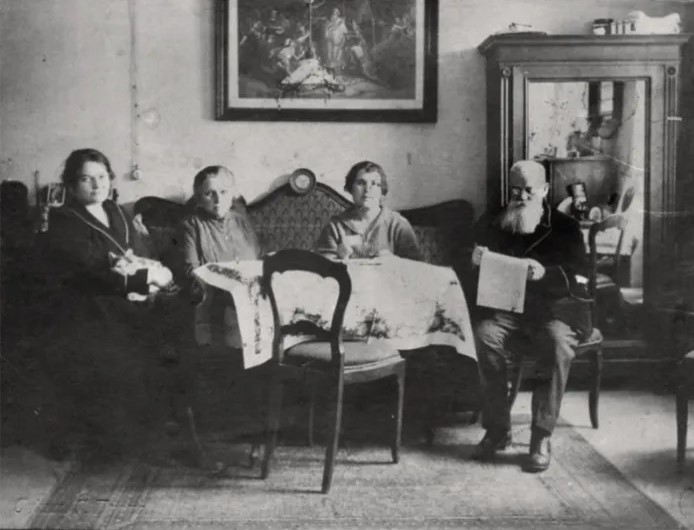 Катерина та Марія Грушевські, [Ольга Коссак], Михайло Грушевський. [Баден, 1924 р.] Фотограф С.Бурко. МІК КВ-62610 Фо-11059; МІК КВ-51478 Фо-8174