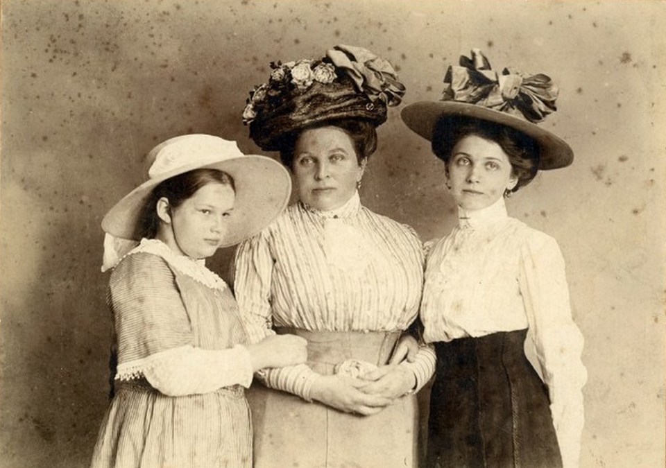 Катруся і Марія Грушевські з племінницею Ольгою Мочульською