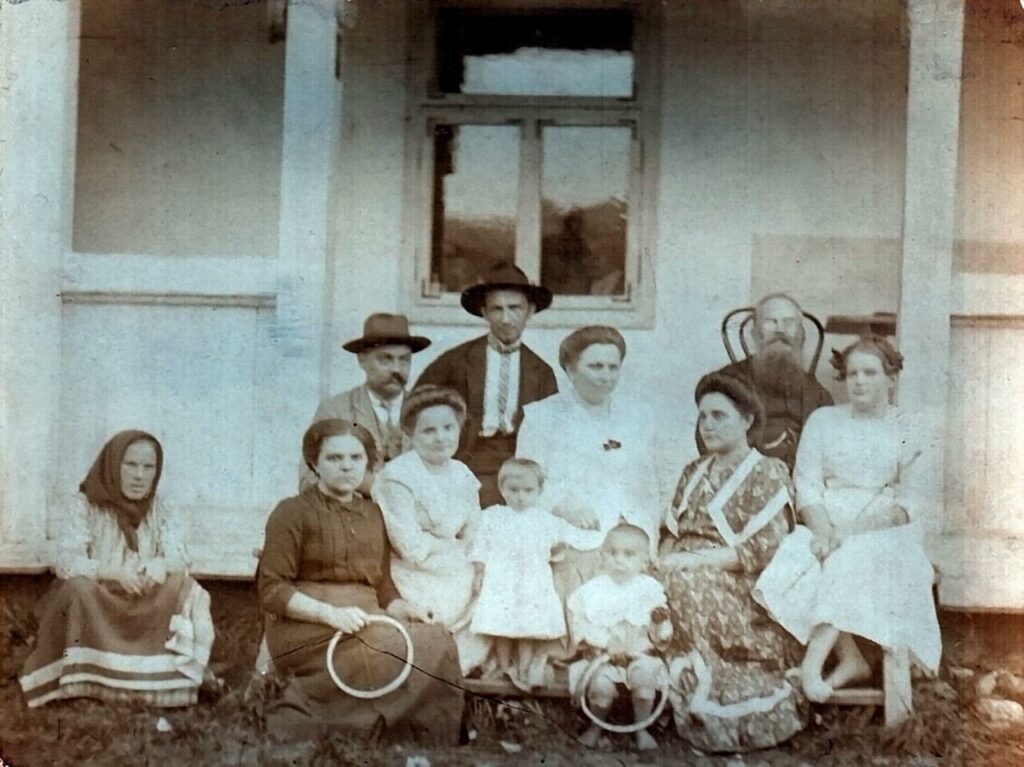 Михайло, Марія та Катруся Грушевські з друзями родини, с. Криворівня, 1912 рік