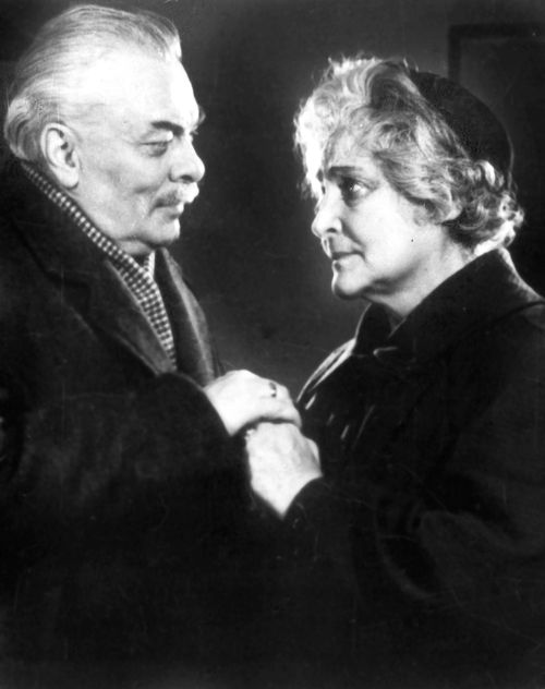 Євген Пономаренко та Наталія Ужвій у головних ролях вистави “Поступитися місцем”, театр ім. Івана Франка