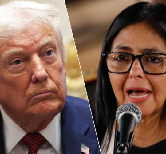 Президент США Дональд Трамп (ліворуч) та тимчасова президентка Венесуели Делсі Родрігес (праворуч)