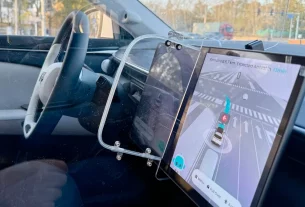 безпілотне таксі місце біля водія відокремлено склом