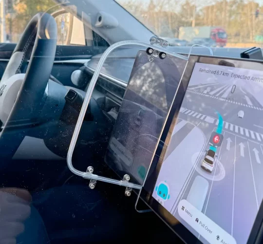 безпілотне таксі місце біля водія відокремлено склом