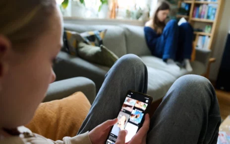 дівчинка з телефоном у соціальному додатку