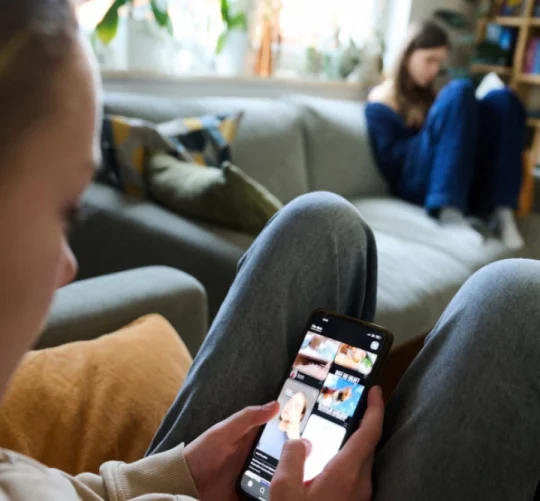 дівчинка з телефоном у соціальному додатку