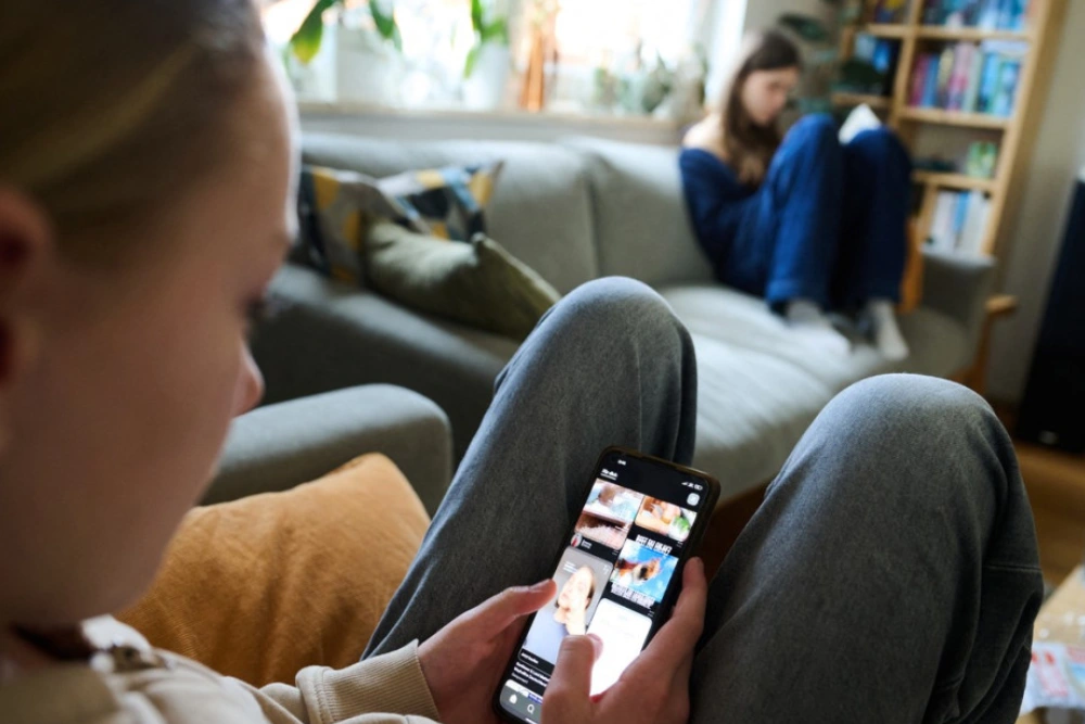 дівчинка з телефоном у соціальному додатку