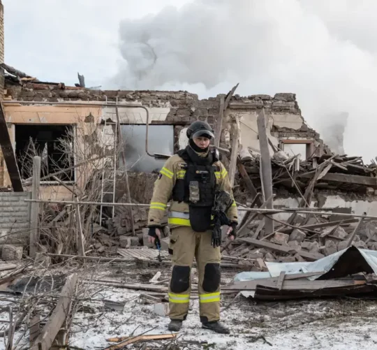 зруйнована будівля ракетними ударами росії