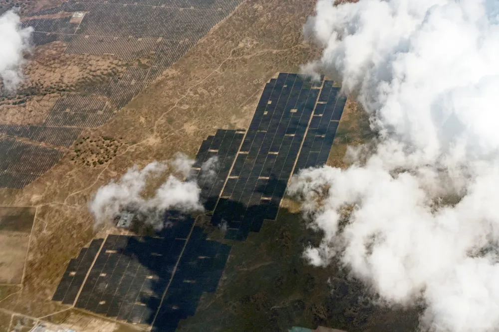 Китай нарощує зелену енергетику покриваючи території розмірами у деякі країни